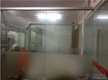 写字楼黄金楼层170平办公室现对外转租，带电梯，玻璃隔断，设备齐全